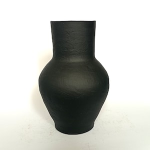 Jarrón de arcilla estilo wabi sabi. Gran recipiente primitivo negro. Jarra rústica de estilo campestre.
