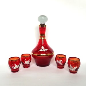 Juego de decantador vintage de vidrio rojo: copas de licor doradas de mediados de siglo