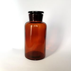 Vintage amberkleurige fles van 1 liter met originele kurk. Apotheker bedel. Zeldzame antieke fles