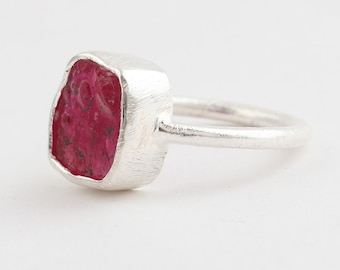 Anillo único de rubí relleno de vidrio, anillo de plata con cristal de rubí sin tallar, anillo llamativo con piedra preciosa en bruto, joyería artesanal hecha a mano, regalo de Navidad para mamá