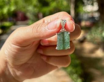 Halskette mit Anhänger aus rohem Smaragd, 925er Sterlingsilber, Geburtsstein Mai, natürlicher Smaragd-Edelsteinanhänger für Männer, Geschenk für Väter