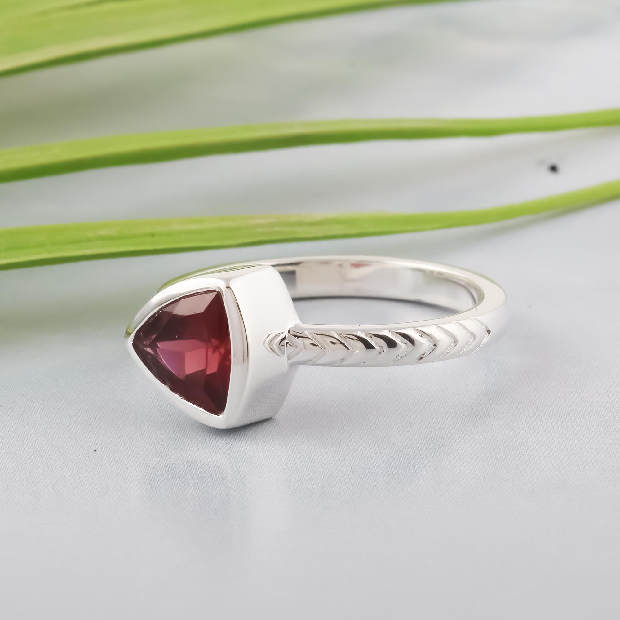 トリリオンガーネット スターリングシルバーリング、レッド