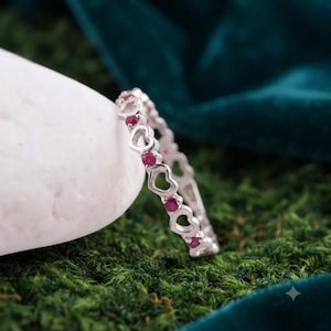 Ring i sterlingsilver med rubinhjärta, silverring med födelsesten i juli, läcker rubin-evighetsring, stapelbar ädelstensring, bohemiska smycken, present till henne