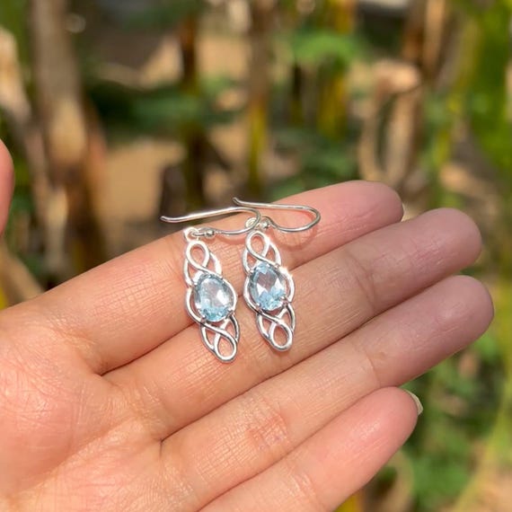 Orecchini con topazio blu naturale, orecchini con pietra portafortuna di dicembre, orecchini con nodo celtico in argento 925, orecchini pendenti fatti a mano, regalo per matrimoni - Italia
