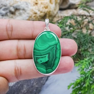 En haut ! Pendentif en malachite naturelle en argent sterling 925, pierre précieuse rare en malachite, pendentif fait main en argent, cadeau pour femme