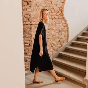 Vestido midi holgado de lino negro con bolsillos, un vestido oversize de lino perfecto con un estilo moderno de mediados de siglo. Ropa de verano.