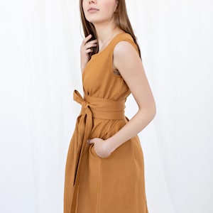 Leinen Hochzeit Gastkleid, Sommerstil, Mutter der Braut, Leinenkleidung, tailliertes Senfkleid, elegantes Obi-Gürtelkleid, Cocktail