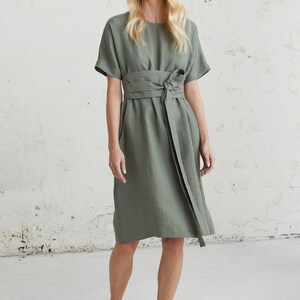 Moderne jurken uit het midden van de eeuw voor bruiloftsgast - Bescheiden moeder van de bruid-jurk met riem - Linnen zomerkleding voor elegante linnen looks afbeelding 4