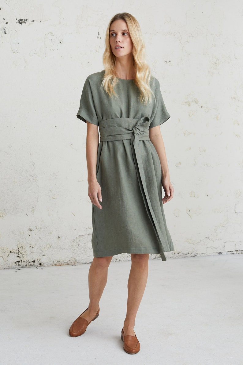 Moderne jurken uit het midden van de eeuw voor bruiloftsgast - Bescheiden moeder van de bruid-jurk met riem - Linnen zomerkleding voor elegante linnen looks afbeelding 4