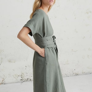 Moderne jurken uit het midden van de eeuw voor bruiloftsgast - Bescheiden moeder van de bruid-jurk met riem - Linnen zomerkleding voor elegante linnen looks afbeelding 2