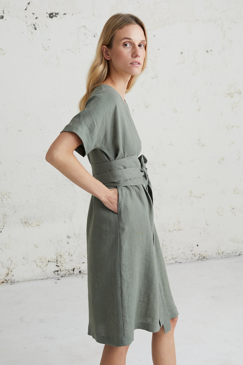 Moderne jurken uit het midden van de eeuw voor bruiloftsgast - Bescheiden moeder van de bruid-jurk met riem - Linnen zomerkleding voor elegante linnen looks afbeelding 2