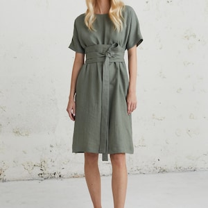 Moderne jurken uit het midden van de eeuw voor bruiloftsgast - Bescheiden moeder van de bruid-jurk met riem - Linnen zomerkleding voor elegante linnen looks afbeelding 3