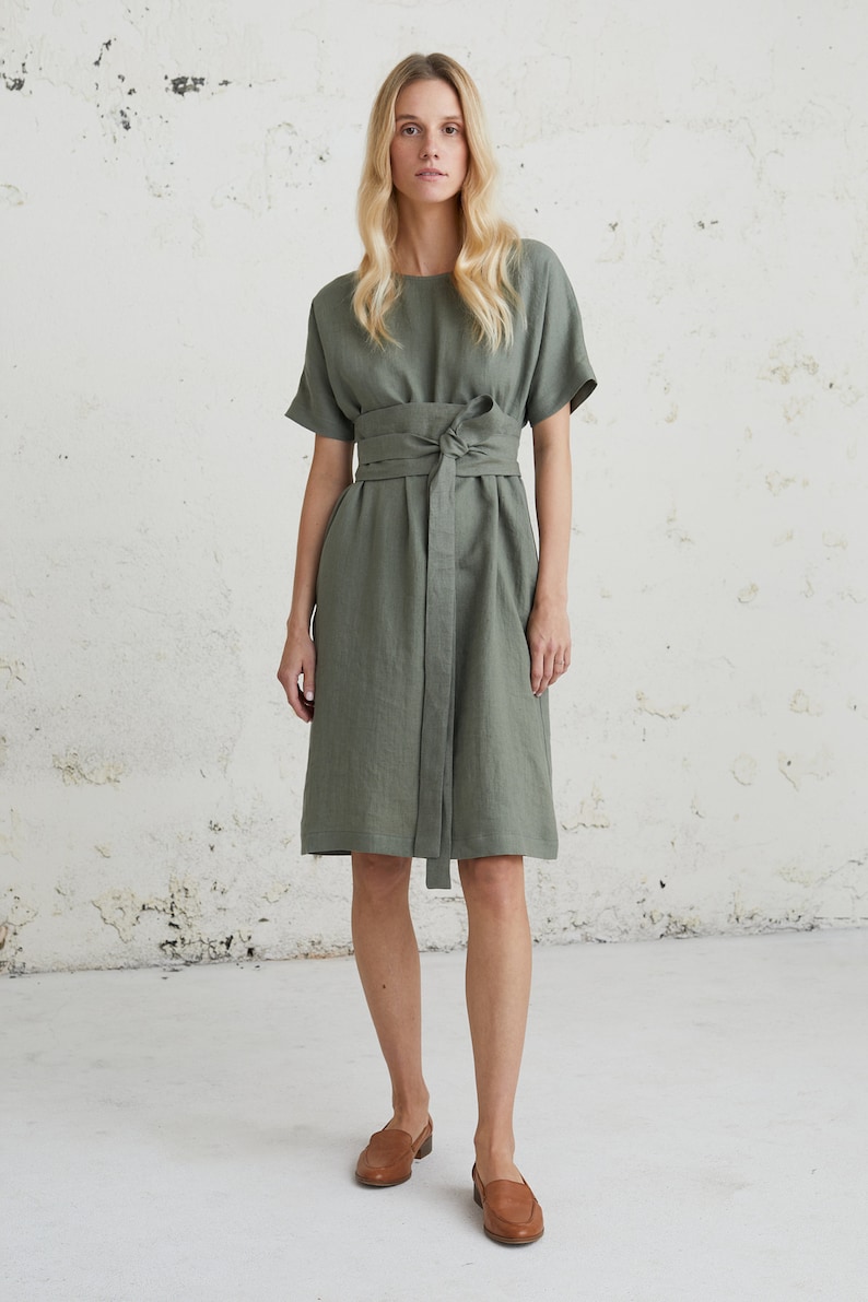 Moderne jurken uit het midden van de eeuw voor bruiloftsgast - Bescheiden moeder van de bruid-jurk met riem - Linnen zomerkleding voor elegante linnen looks afbeelding 3