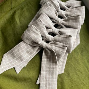 Minimalistische Leinenschleife für herbstliche Türdekoration – Leinenschleife für Geschenkboxen oder herbstliche Wohndekoration – Stoffschleife für die Haustür im Cottagecore-Stil für Verandamöbel
