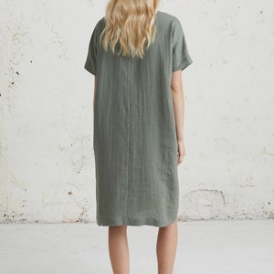 Moderne jurken uit het midden van de eeuw voor bruiloftsgast - Bescheiden moeder van de bruid-jurk met riem - Linnen zomerkleding voor elegante linnen looks afbeelding 7