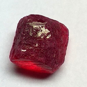 Piedra preciosa suelta en bruto de rubí rojo de Birmania natural Piedra preciosa en bruto de rubí genuino de Birmania