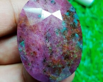 Rubis rouge naturel, pierre précieuse de taille ovale : rubis indien