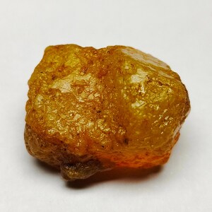 Natuurlijke ruwe edelsteen gele saffier: oorsprong uit Sri Lanka 66 CTS 22X17X15 MM