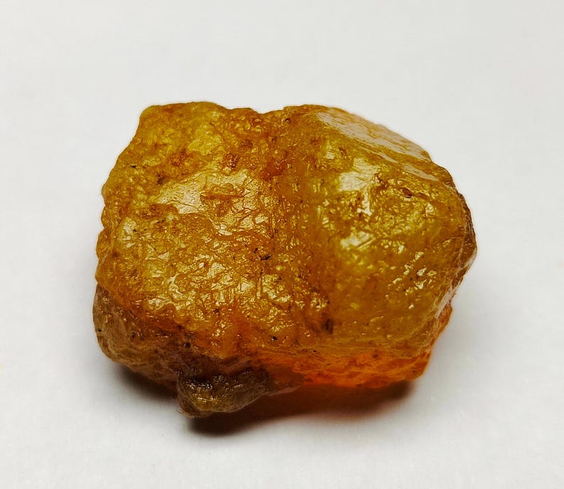 Natuurlijke ruwe edelsteen gele saffier: oorsprong uit Sri Lanka 66 CTS 22X17X15 MM