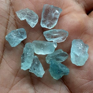 Puede incluir: Una colecci&oacute;n de diez peque&ntilde;os cristales de aguamarina azul claro de formas y tama&ntilde;os variados.