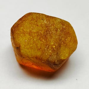 Natuurlijke ruwe edelsteen gele saffier: oorsprong uit Sri Lanka 70 CTS 22X15X14 MM