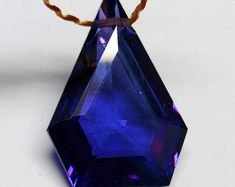 Piedra preciosa de circón azul facetada: Forma perforada de fantasía, origen camboyano