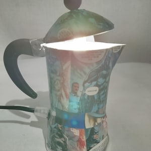 Lampada artigianale, Lampada da tavolo, Lampada caffettiera, Lampada Decoupage, Lampada fatta a mano, Lampada Design, Lampada fumetto