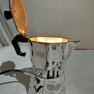 Lampada artigianale, Lampada da tavolo, Lampada caffettiera, Lampada Decoupage, Lampada fatta a mano, Lampada Design, Lampada fumetto