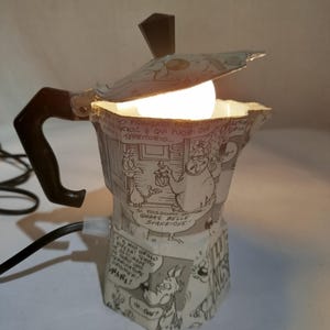 Lampada artigianale, Lampada da tavolo, Lampada caffettiera, Lampada Decoupage, Lampada fatta a mano, Lampada Design, Lampada fumetto