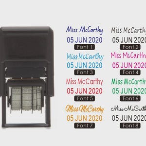 Pu&ograve; includere: Un timbro autoinchiostrante nero con una cornice rettangolare. A destra sono mostrati otto esempi dell'impronta del timbro, ognuno con il nome Miss McCarthy e la data 05 JUN 2020 in diversi caratteri e colori, etichettati da Font 1 a 8.