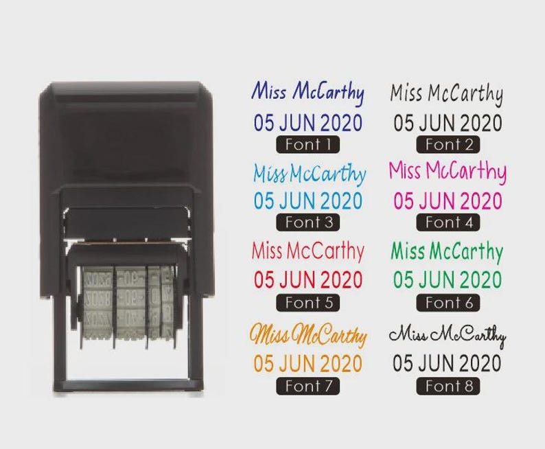 Pu&ograve; includere: Un timbro autoinchiostrante nero con una cornice rettangolare. A destra sono mostrati otto esempi dell'impronta del timbro, ognuno con il nome Miss McCarthy e la data 05 JUN 2020 in diversi caratteri e colori, etichettati da Font 1 a 8.