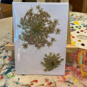 Tarjeta de felicitación de flores secas hecha a mano