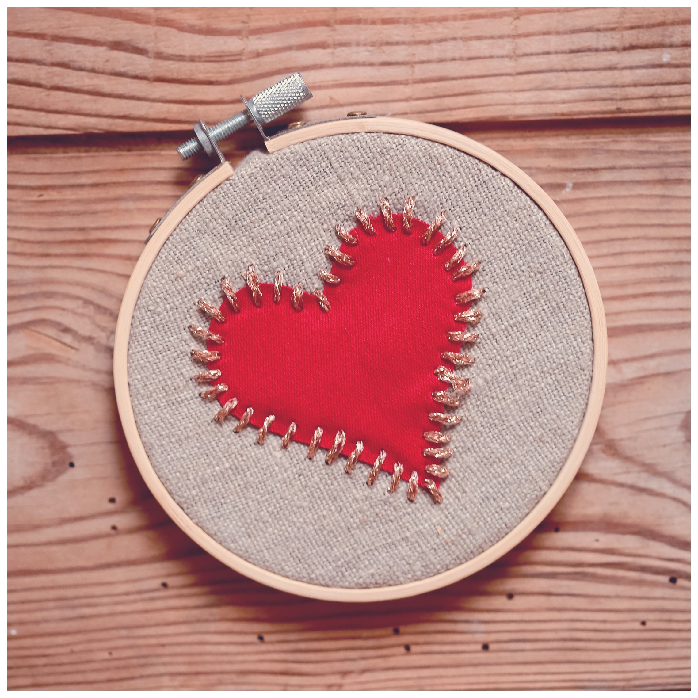 Broderie, Coeur Rouge Cousu avec Du Fil Doré sur Lin