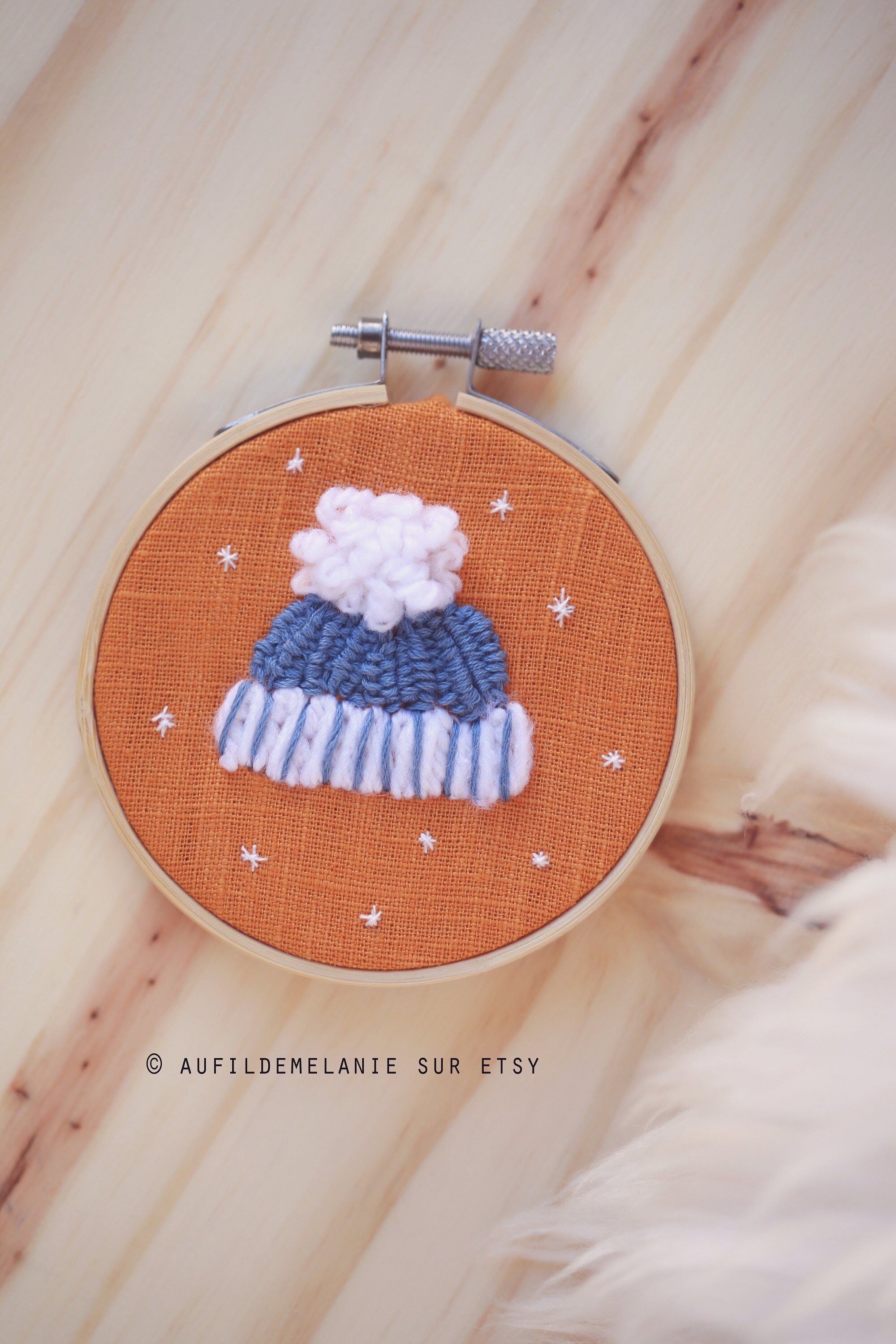 Broderie Bonnet Bleu sur Fond Jaune