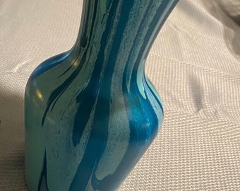Acrylic pour vase