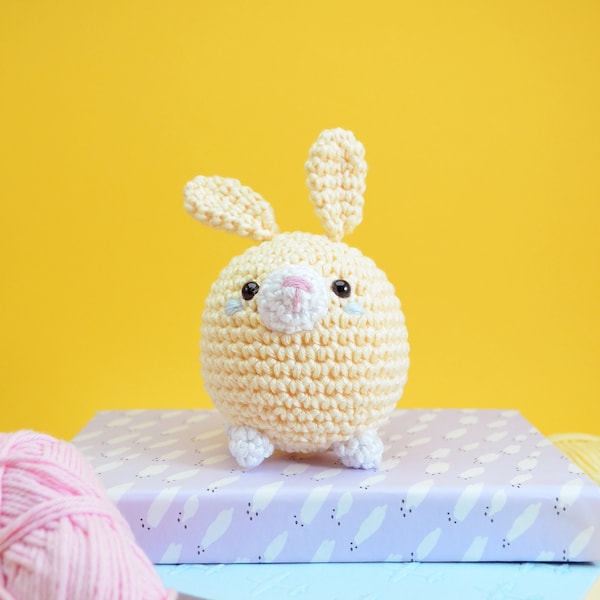 Mini peluche lapin en crochet, amigurumi lapin