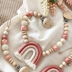 Makramee Kinderwagenkette Regenbogen Mädchen | Schnullerkette auch mit Name| Maxi Cosi Anhänger | Babyschalenanhänger | Rose dawn | altrosa