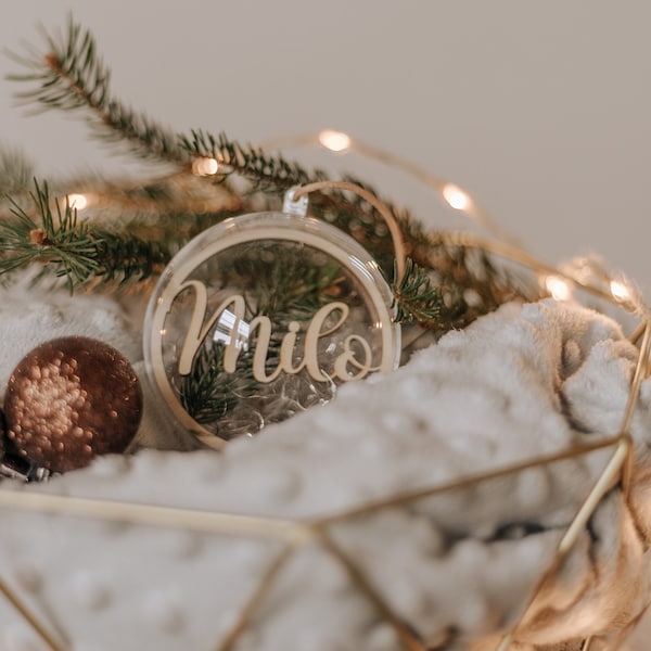 Christbaumkugel aus Acryl mit Schriftzug aus Holz