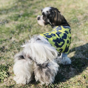 Camisa de algodão orgânico com estampa de leopardo amarelo neon verde para cães, blusas para cães pequenos, roupas para filhotes.