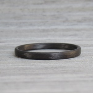 Schwarzer Ehering für Frauen, Stapelring aus Kohlefaser, industrieller, minimalistischer Ring, schwarzer Ring, Stapelring Bild 1