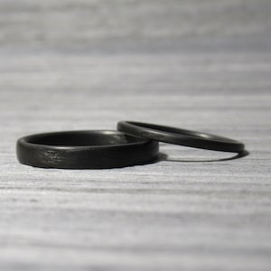 Schwarzer Ehering für Frauen, Stapelring aus Kohlefaser, industrieller, minimalistischer Ring, schwarzer Ring, Stapelring Bild 4