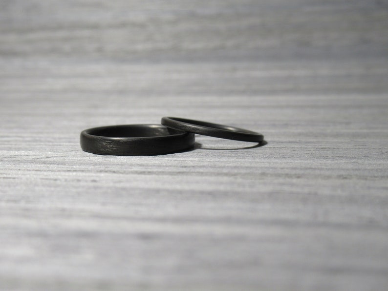 Schwarzer Ehering für Frauen, Stapelring aus Kohlefaser, industrieller, minimalistischer Ring, schwarzer Ring, Stapelring Bild 4