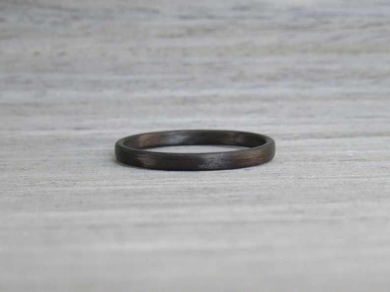 Schwarzer Ehering für Frauen, Stapelring aus Kohlefaser, industrieller, minimalistischer Ring, schwarzer Ring, Stapelring Bild 1