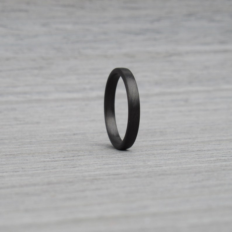 Schwarzer Ehering für Frauen, Stapelring aus Kohlefaser, industrieller, minimalistischer Ring, schwarzer Ring, Stapelring Bild 5