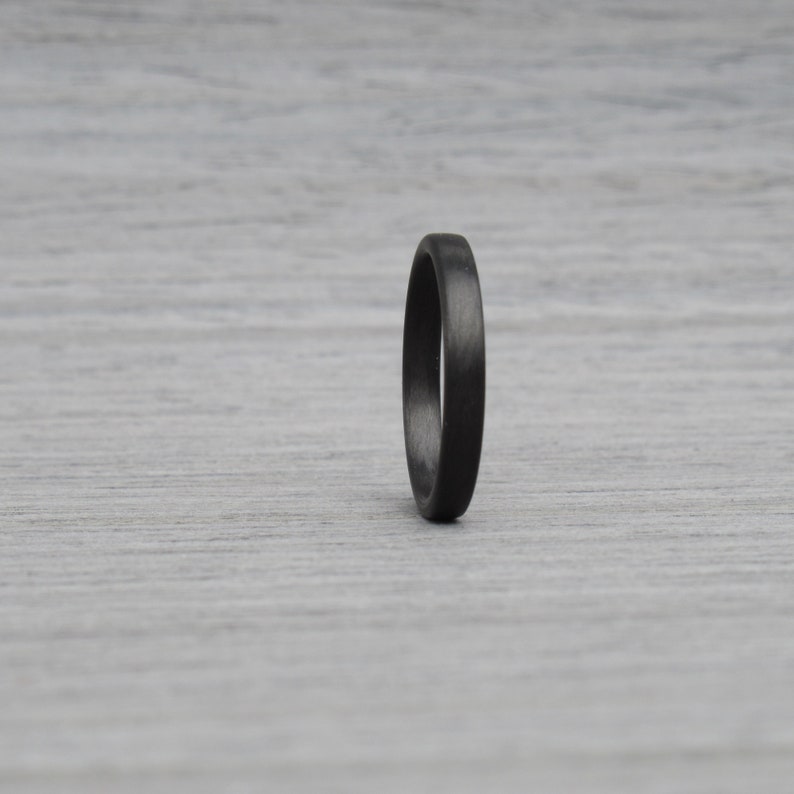 Schwarzer Ehering für Frauen, Stapelring aus Kohlefaser, industrieller, minimalistischer Ring, schwarzer Ring, Stapelring Bild 3