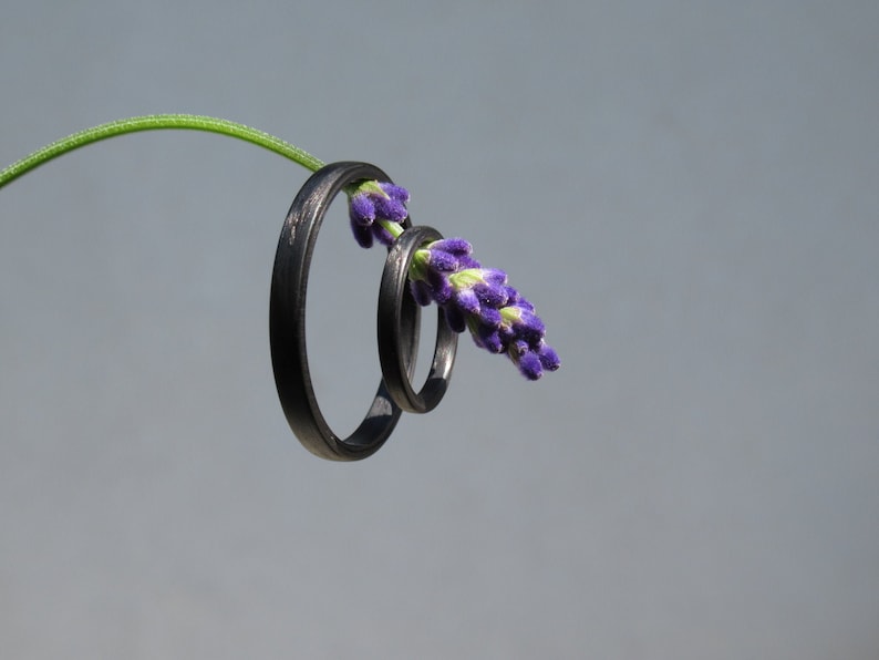 Schwarzer Ehering für Frauen, Stapelring aus Kohlefaser, industrieller, minimalistischer Ring, schwarzer Ring, Stapelring Bild 8