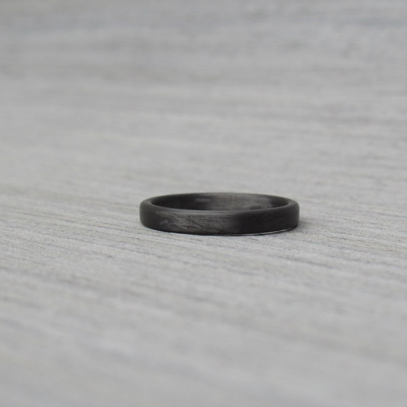 Schwarzer Ehering für Frauen, Stapelring aus Kohlefaser, industrieller, minimalistischer Ring, schwarzer Ring, Stapelring Bild 2