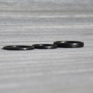 Schwarzer Ehering für Frauen, Stapelring aus Kohlefaser, industrieller, minimalistischer Ring, schwarzer Ring, Stapelring Bild 6