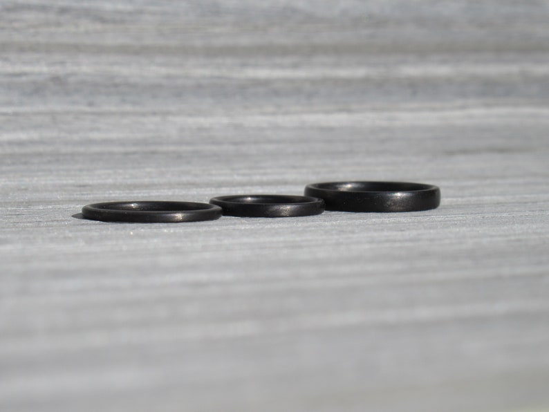 Schwarzer Ehering für Frauen, Stapelring aus Kohlefaser, industrieller, minimalistischer Ring, schwarzer Ring, Stapelring Bild 6