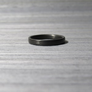 Schwarzer Ehering für Frauen, Stapelring aus Kohlefaser, industrieller, minimalistischer Ring, schwarzer Ring, Stapelring Bild 7